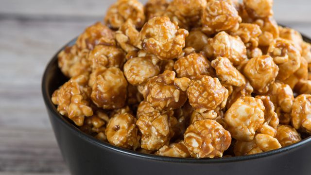 طريقة عمل فشار بالكراميل 2021 - How to make caramel popcorn