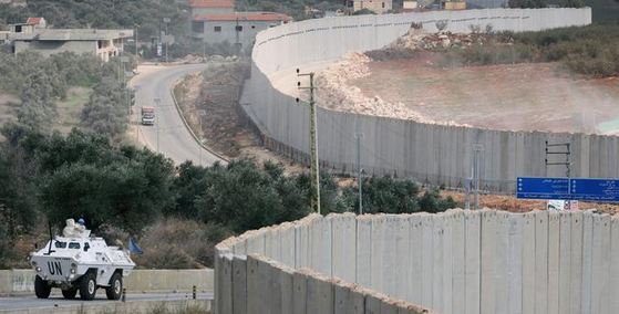 صواريخ وإطلاق نار على الحدود بين إسرائيل ولبنان