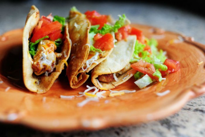 طريقة عمل تاكو شاورما لحم ودجاج على الطريقة المكسيكية ولذلك هي شطائر مفتوحة من الدجاج المشوي مع الصلصات المكسيكية