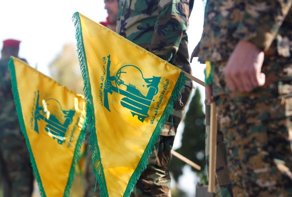 حزب الله يحتجز صحفيين أجنبيين لوقت قصير ويفرج عنهم حيث أوقفت عناصر تابعة لحزب الله مراسل موقع ناو ليبانون الصحافي البريطاني ماثيو كيناستون والمراسلة المستقلة