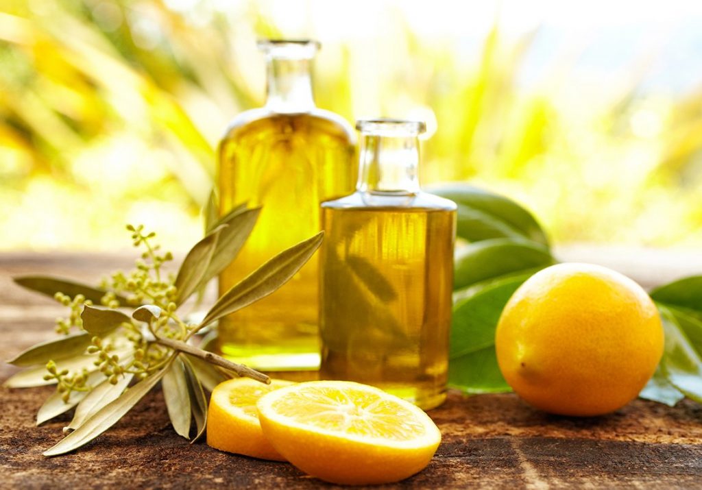 زيت الليمون يعد من الزيوت الأساسية المفيدة للجسم حيث يمكن استخدامه موضعيًا على الجلد أو استنشاقه او للشعر