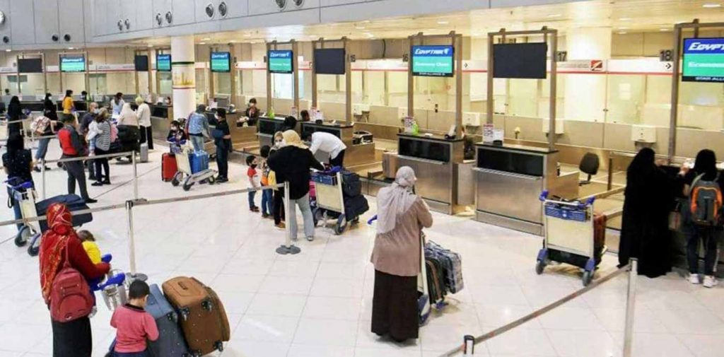 أعلنت شركة مصر للطيران الأربعاء عن إجراءات جديدة لدخول المطارات المصرية في إطار خطة البلاد لمكافحة فيروس كورونا المستجد. وقالت الشركة في بيان حصلت اهل مصر على نسخة منه إن الإجراءات يبدأ تطبيقها بناء على تعليمات وزارة الصحة المصرية