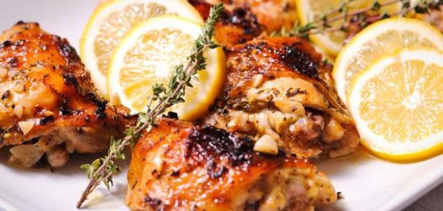 دجاج بالزبدة والليمون من الأطباق التي انتشرت فيما بعد في جميع المطابخ العالمية وهي وصفة سهلة التطبيق ولذيذة جداً