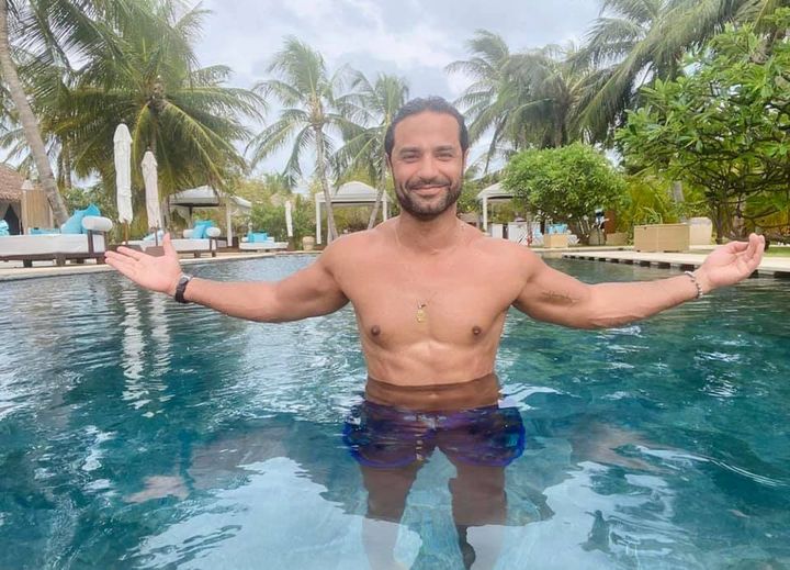 كريم فهمي في جزر المالديف لقضاء عطلته الصيفية مع زوجته