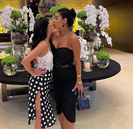 جوري بكر تثير الجدل بصورة قبلة مع شقيقتها عبر مواقع التواصل الإجتماعي