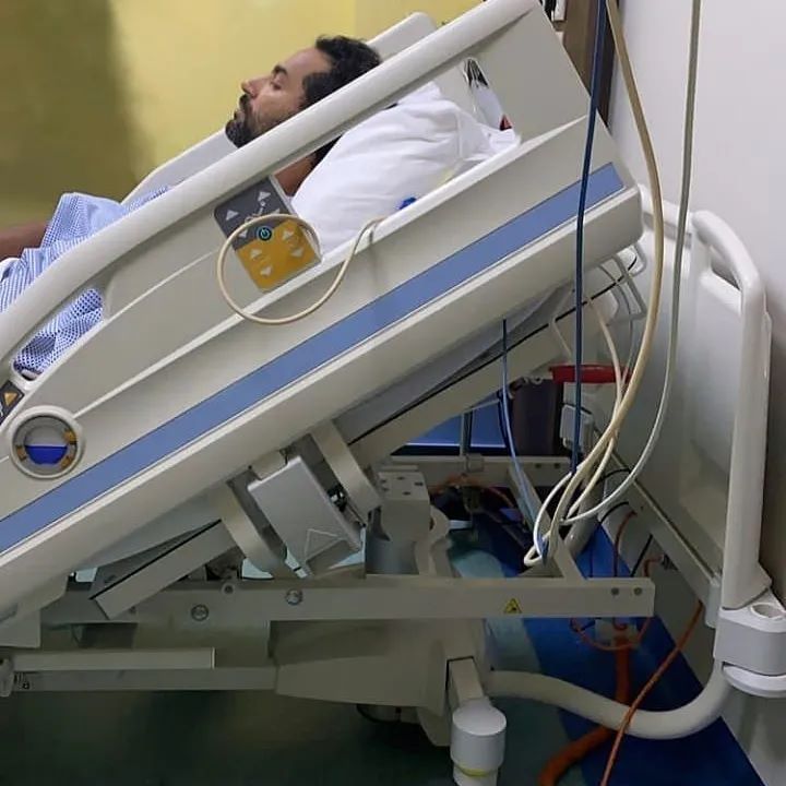كريم فهمي يتعرض لأزمة صحية وينقل إلي المستشفي "مشكلة في الرئة"