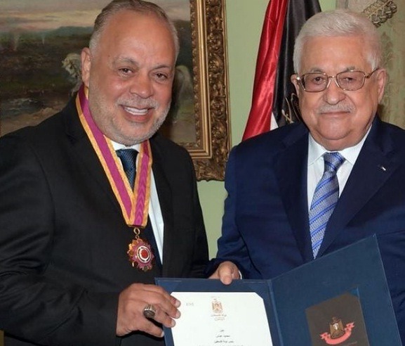 أشرف زكي يحصل على وسام الثقافة والعلوم والفنون الفلسطيني من الرئيس محمود عباس