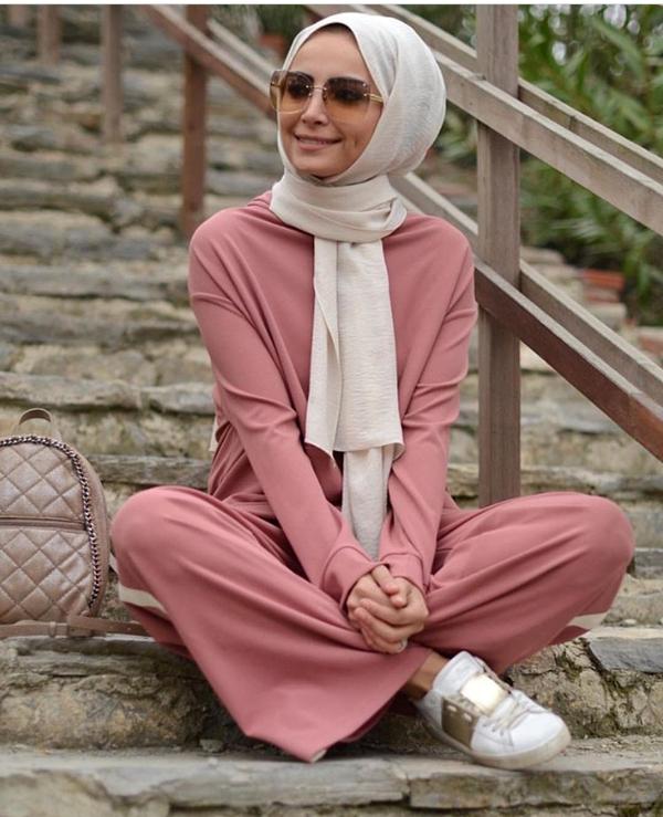 أزياء محجبات باللون الوردي لموضة 2021 - ملابس محجبات وردية - أهل مصر