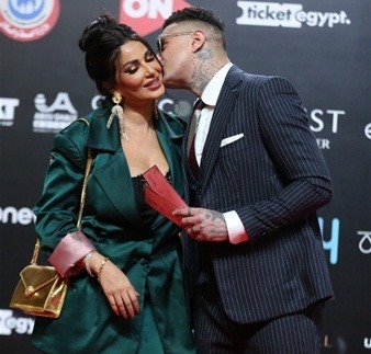 أحمد الفيشاوي وزوجته في قبلات متبادلة علي السجادة الحمراء في مهرجان الجونة