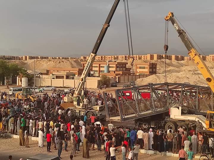 مصرع سائقين وإصابة آخرين بعد انهيار كوبري مشاة بجنوب سيناء