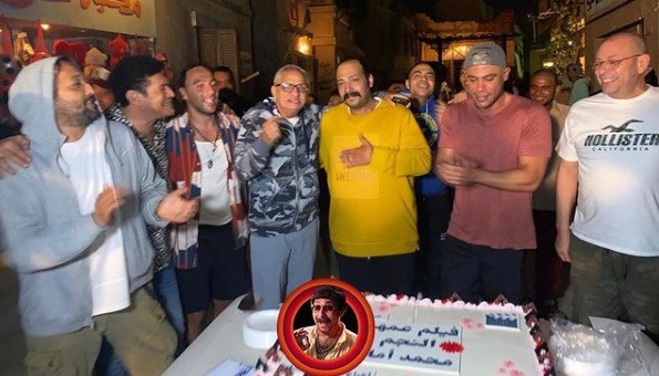 محمد إمام وأحمد السبكي يحتفلون بعيد ميلاد محمد ثروت في كواليس فيلم عمهم