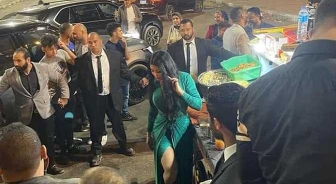 هيفاء وهبي تخطف الأنظار بشوارع بورسعيد بعد إحيائها حفلها الغنائي بحضور محافظ بورسعيد