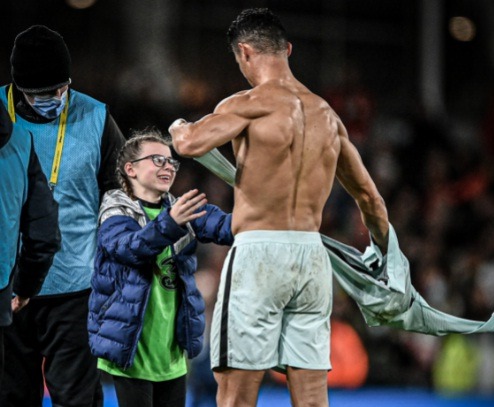 كريستيانو رونالدو يهدي قميصه لطفلة دخلت إلى الملعب خلال مباراة أيرلندا والبرتغال