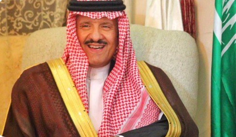 الأمير سلطان بن سلمان برفقة مسن طلب منه موعدا لزيارته في منزله
