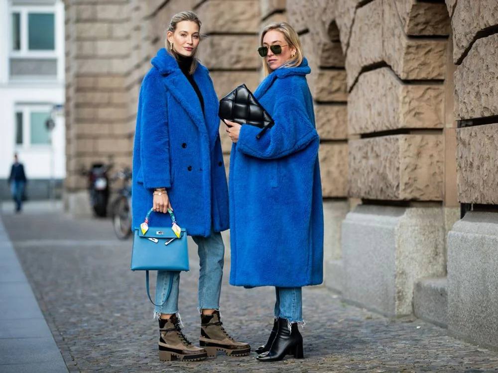 تنسيق أزياء باللون الأزرق لشتاء 2022