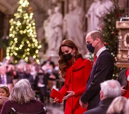 الأميرة كيت ميدلتون تتألق بالأحمر مع الأمير ويليام في إطلالة أنيقة